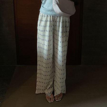 Dongdaemum Women’s Pants, a testament to the elegance and quality of wholesale Korean fashion.
