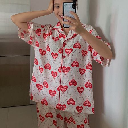 Dongdaemum Women’s Shirts, Tops & T-Shirts, a testament to the elegance and quality of wholesale Korean fashion.