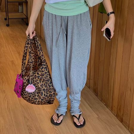 Dongdaemum Women’s Pants, a testament to the elegance and quality of wholesale Korean fashion.