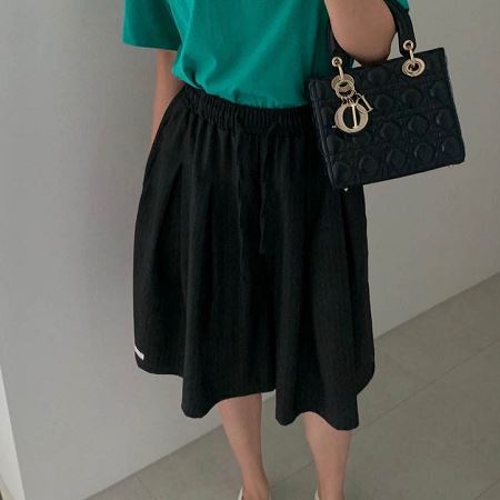 Dongdaemum Women’s Pants, a testament to the elegance and quality of wholesale Korean fashion.