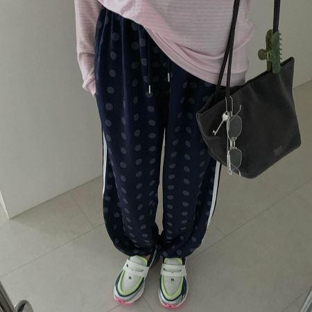 Dongdaemum Women’s Pants, a testament to the elegance and quality of wholesale Korean fashion.