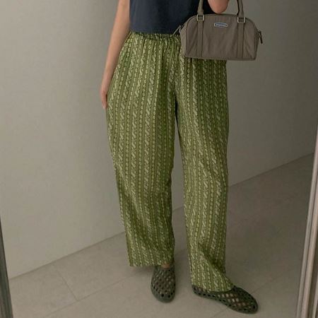 Dongdaemum Women’s Pants, a testament to the elegance and quality of wholesale Korean fashion.