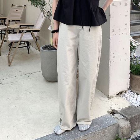 Dongdaemum Women’s Pants, a testament to the elegance and quality of wholesale Korean fashion.