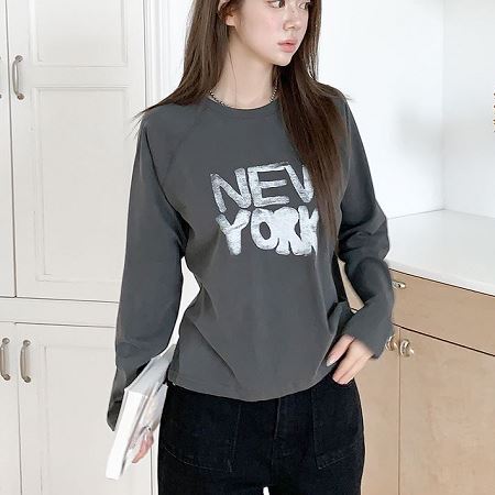 Dongdaemum Women’s Shirts, Tops & T-Shirts, a testament to the elegance and quality of wholesale Korean fashion.