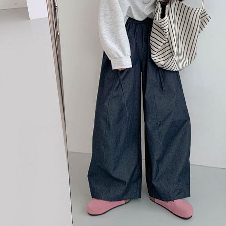 Dongdaemum Women’s Pants, a testament to the elegance and quality of wholesale Korean fashion.