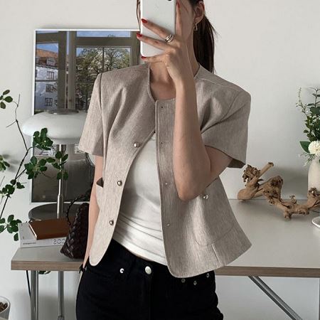 Dongdaemum Women’s Coats & Jackets, a testament to the elegance and quality of wholesale Korean fashion.