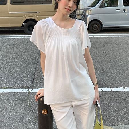 Dongdaemum Women’s Shirts, Tops & T-Shirts, a testament to the elegance and quality of wholesale Korean fashion.