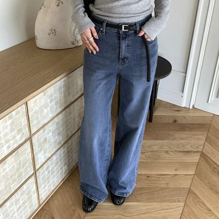 Dongdaemum Women’s Pants, a testament to the elegance and quality of wholesale Korean fashion.