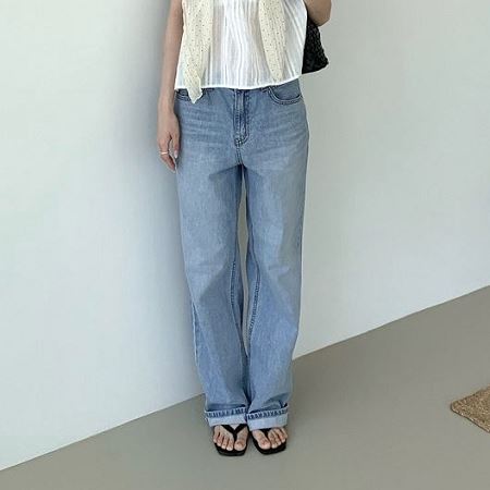Dongdaemum Women’s Pants, a testament to the elegance and quality of wholesale Korean fashion.