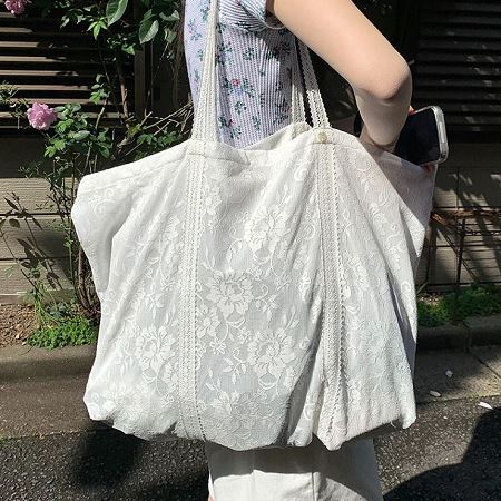 Dongdaemum Women’s Handbags, a testament to the elegance and quality of wholesale Korean fashion.