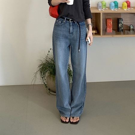 Dongdaemum Women’s Pants, a testament to the elegance and quality of wholesale Korean fashion.