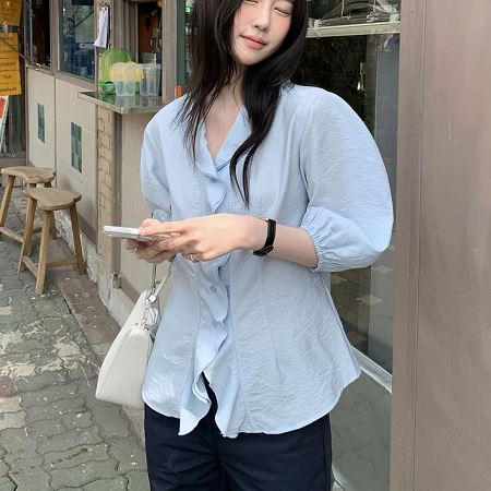 Dongdaemum Women’s Shirts, Tops & T-Shirts, a testament to the elegance and quality of wholesale Korean fashion.