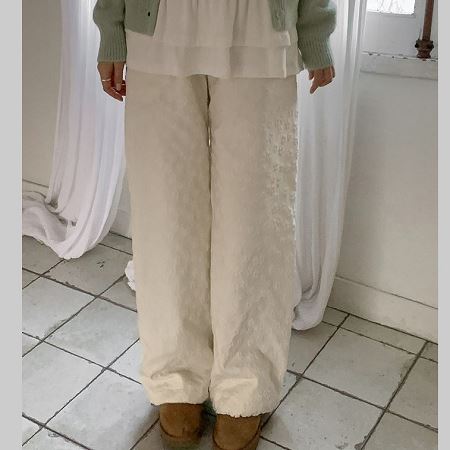 Dongdaemum Women’s Pants, a testament to the elegance and quality of wholesale Korean fashion.