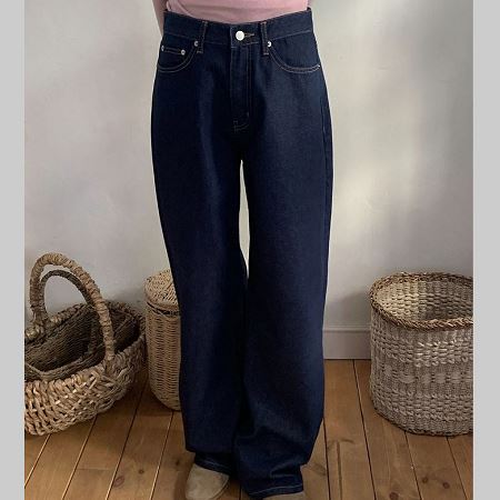 Dongdaemum Women’s Pants, a testament to the elegance and quality of wholesale Korean fashion.