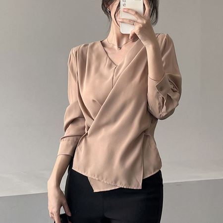 Dongdaemum Women’s Shirts, Tops & T-Shirts, a testament to the elegance and quality of wholesale Korean fashion.
