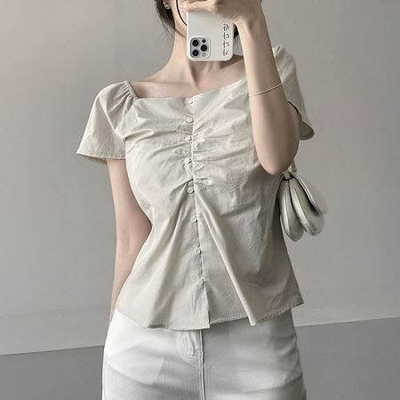 Dongdaemum Women’s Shirts, Tops & T-Shirts, a testament to the elegance and quality of wholesale Korean fashion.