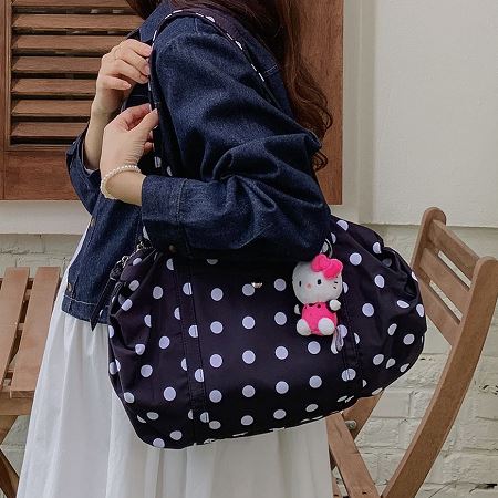 Dongdaemum Women’s Handbags, a testament to the elegance and quality of wholesale Korean fashion.