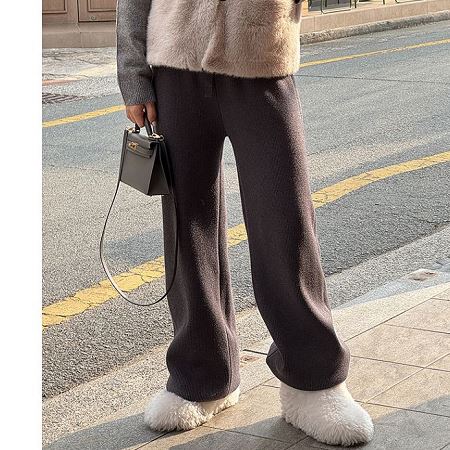 Dongdaemum Women’s Pants, a testament to the elegance and quality of wholesale Korean fashion.