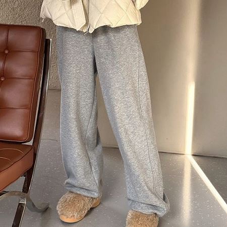 Dongdaemum Women’s Pants, a testament to the elegance and quality of wholesale Korean fashion.