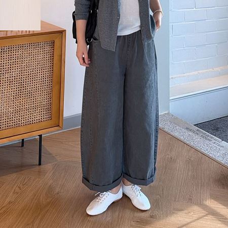 Dongdaemum Women’s Pants, a testament to the elegance and quality of wholesale Korean fashion.