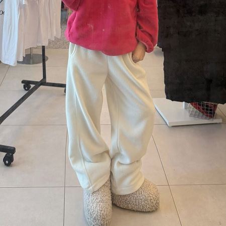 Dongdaemum Women’s Pants, a testament to the elegance and quality of wholesale Korean fashion.