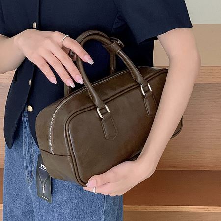Dongdaemum Women’s Handbags, a testament to the elegance and quality of wholesale Korean fashion.