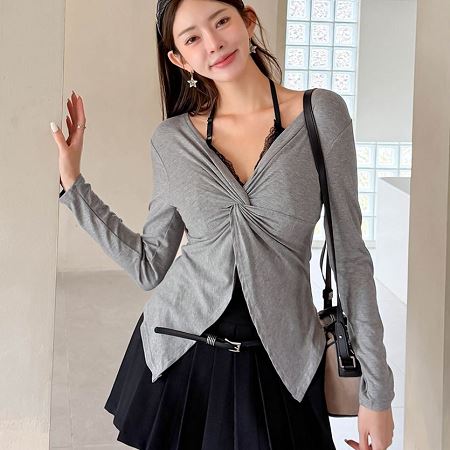 Dongdaemum Women’s Shirts, Tops & T-Shirts, a testament to the elegance and quality of wholesale Korean fashion.