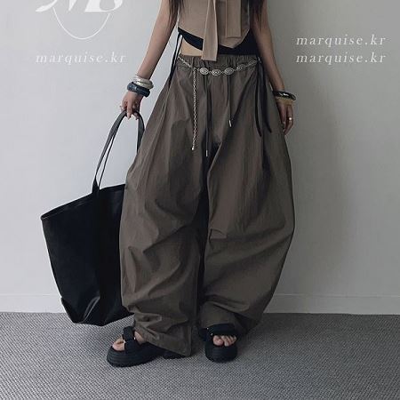 Dongdaemum Women’s Pants, a testament to the elegance and quality of wholesale Korean fashion.