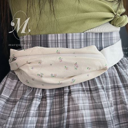 Dongdaemum Women’s Handbags, a testament to the elegance and quality of wholesale Korean fashion.