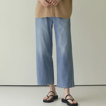 Dongdaemum Women’s Pants, a testament to the elegance and quality of wholesale Korean fashion.
