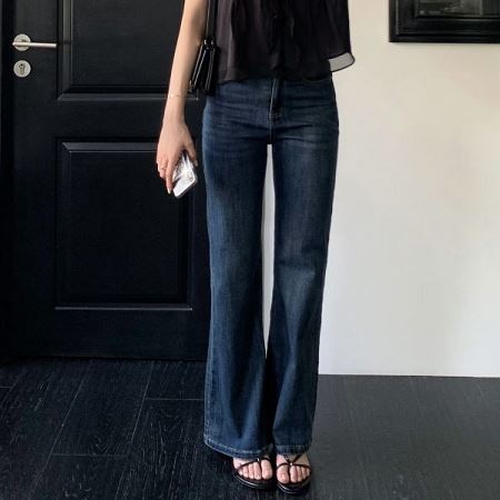 Dongdaemum Women’s Pants, a testament to the elegance and quality of wholesale Korean fashion.