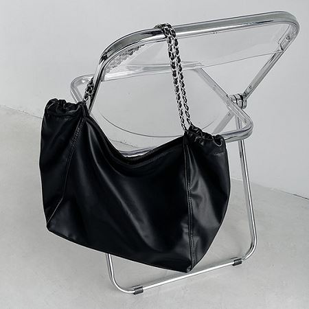 Dongdaemum Women’s Handbags, a testament to the elegance and quality of wholesale Korean fashion.