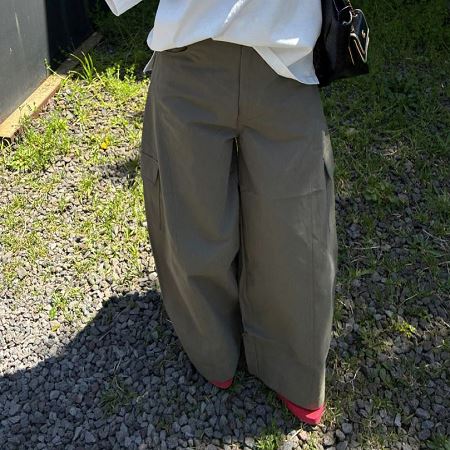 Dongdaemum Women’s Pants, a testament to the elegance and quality of wholesale Korean fashion.
