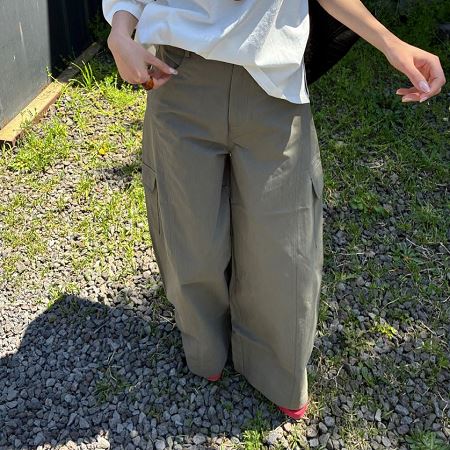 Dongdaemum Women’s Pants, a testament to the elegance and quality of wholesale Korean fashion.
