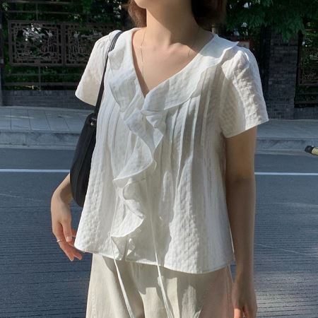 Dongdaemum Women’s Shirts, Tops & T-Shirts, a testament to the elegance and quality of wholesale Korean fashion.