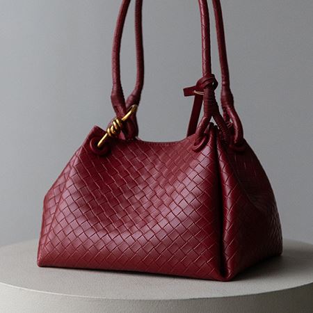 Dongdaemum Women’s Handbags, a testament to the elegance and quality of wholesale Korean fashion.