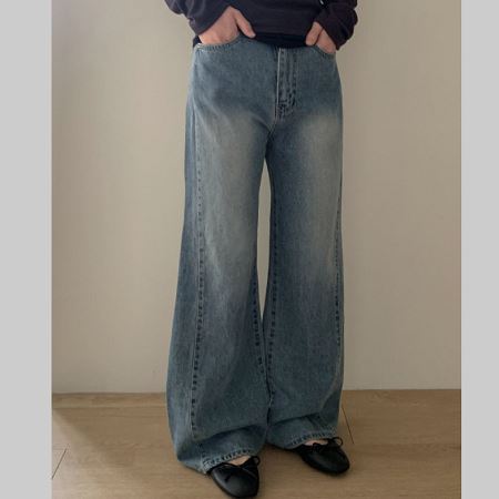 Dongdaemum Women’s Pants, a testament to the elegance and quality of wholesale Korean fashion.