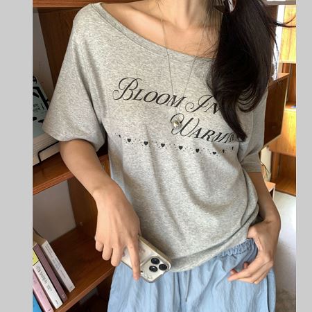 Dongdaemum Women’s Shirts, Tops & T-Shirts, a testament to the elegance and quality of wholesale Korean fashion.
