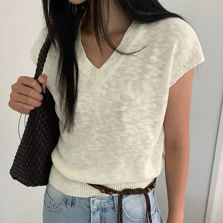 Dongdaemum Women’s Shirts, Tops & T-Shirts, a testament to the elegance and quality of wholesale Korean fashion.