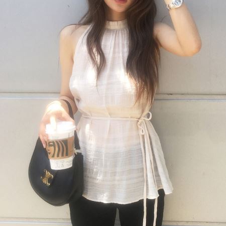 Dongdaemum Women’s Shirts, Tops & T-Shirts, a testament to the elegance and quality of wholesale Korean fashion.