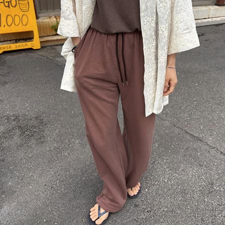 Dongdaemum Women’s Pants, a testament to the elegance and quality of wholesale Korean fashion.