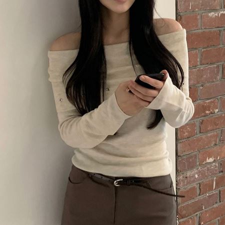 Dongdaemum Women’s Shirts, Tops & T-Shirts, a testament to the elegance and quality of wholesale Korean fashion.