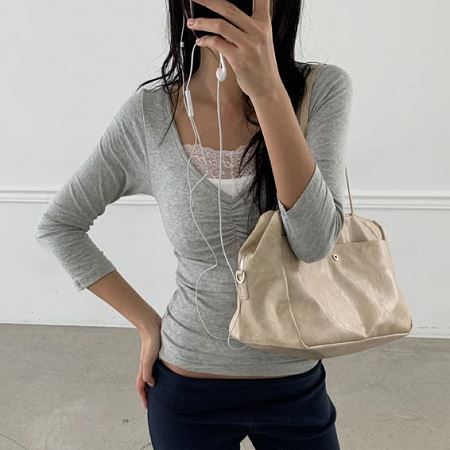 Dongdaemum Women’s Shirts, Tops & T-Shirts, a testament to the elegance and quality of wholesale Korean fashion.