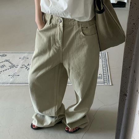 Dongdaemum Women’s Pants, a testament to the elegance and quality of wholesale Korean fashion.