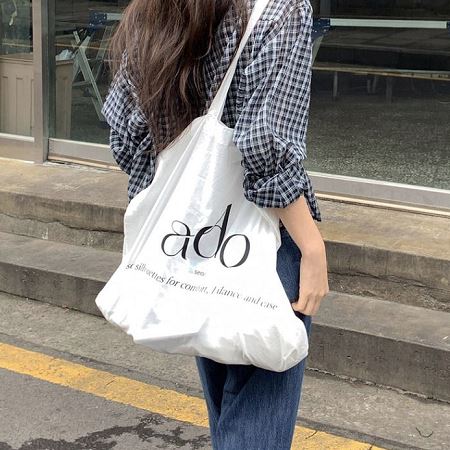 Dongdaemum Women’s Handbags, a testament to the elegance and quality of wholesale Korean fashion.