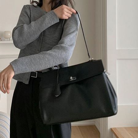 Dongdaemum Women’s Handbags, a testament to the elegance and quality of wholesale Korean fashion.