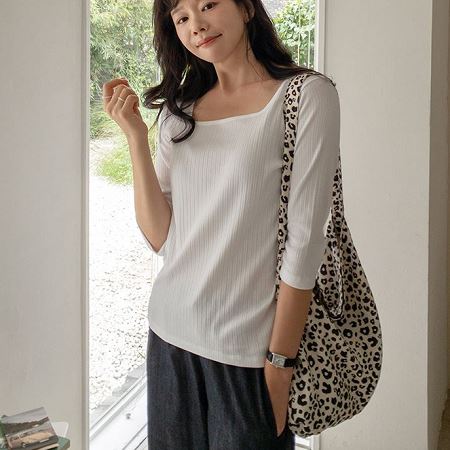 Dongdaemum Women’s Shirts, Tops & T-Shirts, a testament to the elegance and quality of wholesale Korean fashion.