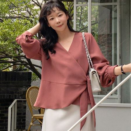 Dongdaemum Women’s Shirts, Tops & T-Shirts, a testament to the elegance and quality of wholesale Korean fashion.