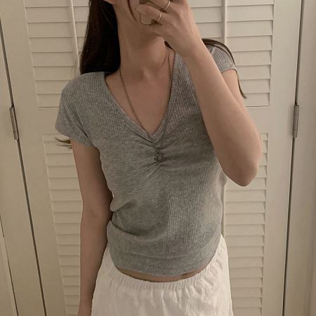 Dongdaemum Women’s Shirts, Tops & T-Shirts, a testament to the elegance and quality of wholesale Korean fashion.