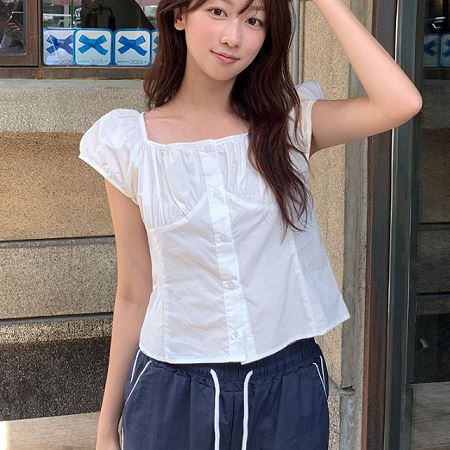 Dongdaemum Women’s Shirts, Tops & T-Shirts, a testament to the elegance and quality of wholesale Korean fashion.
